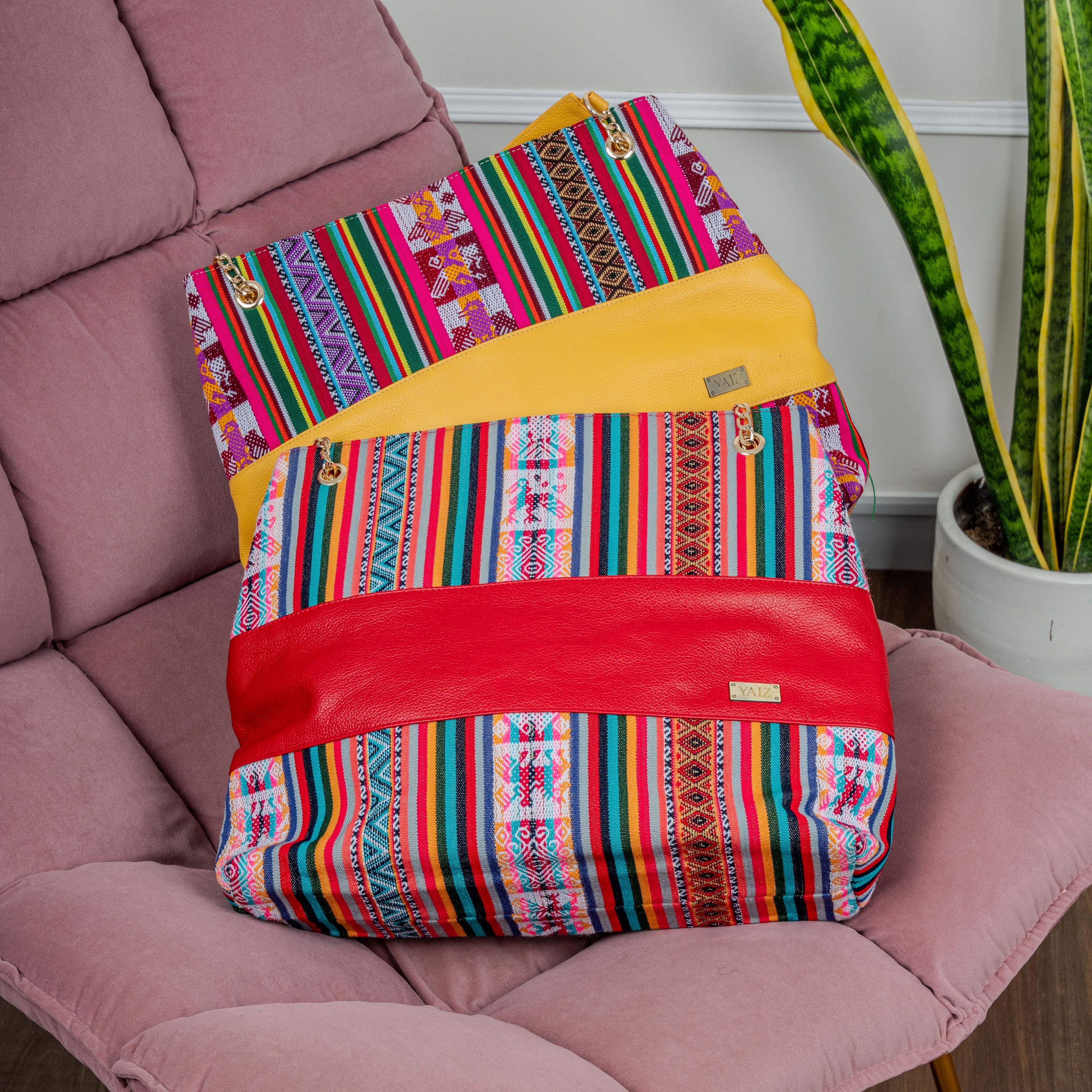 Cartera de cuero con bordado andino