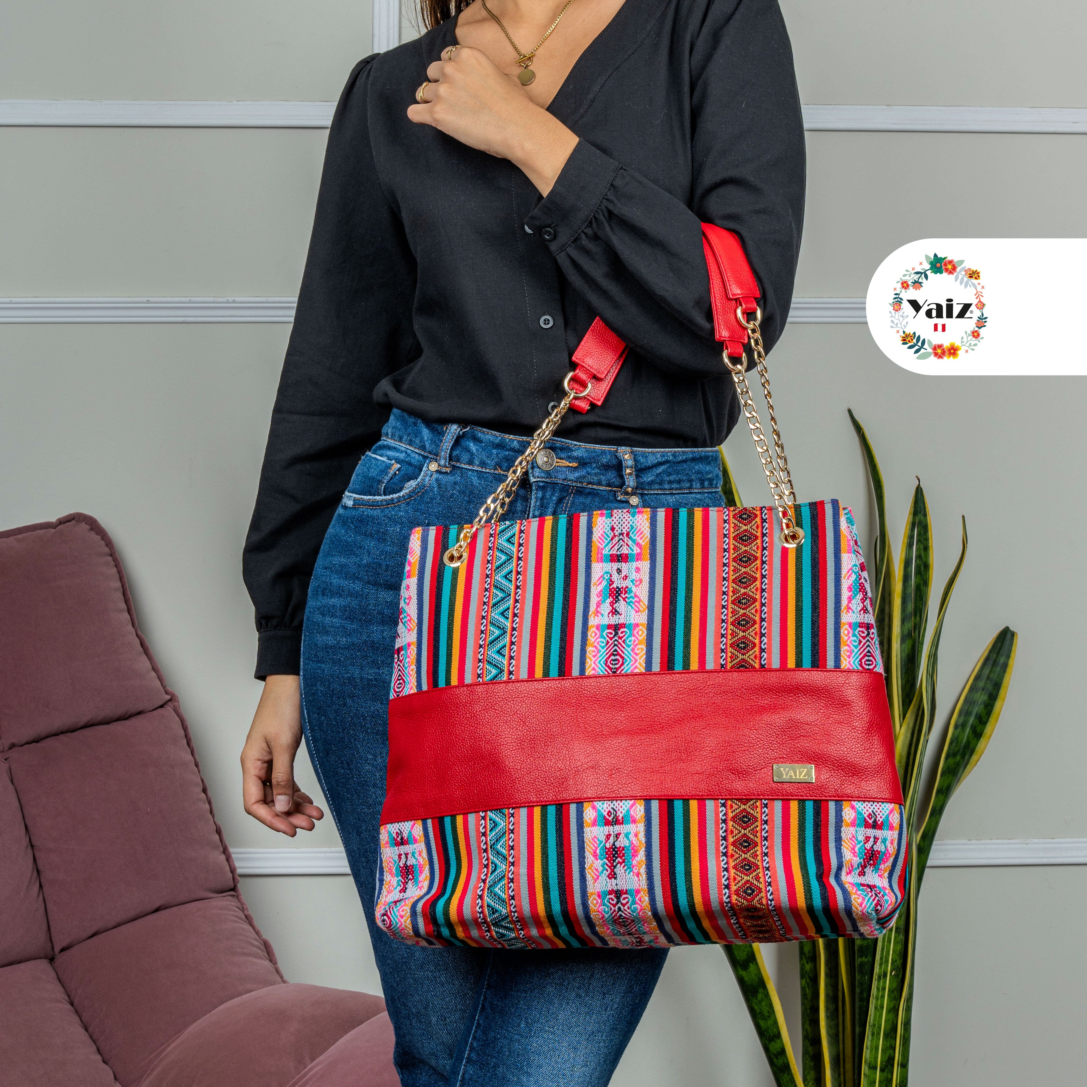 Cartera de cuero con bordado andino