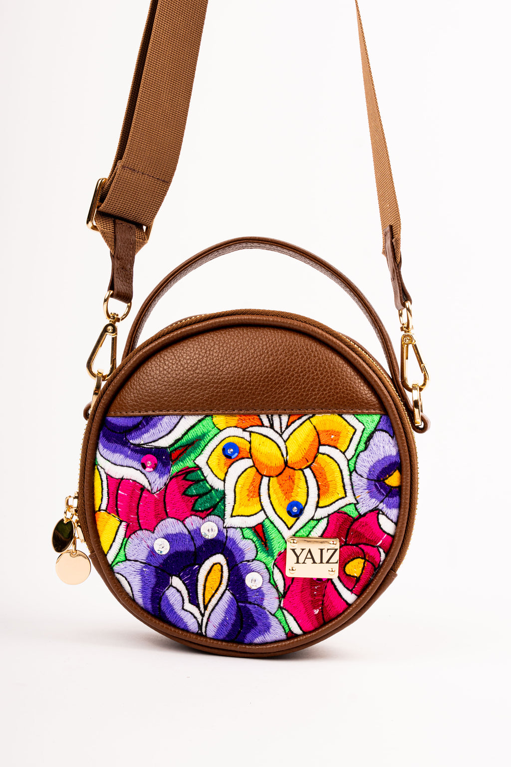 Cartera circular con bordado huanca