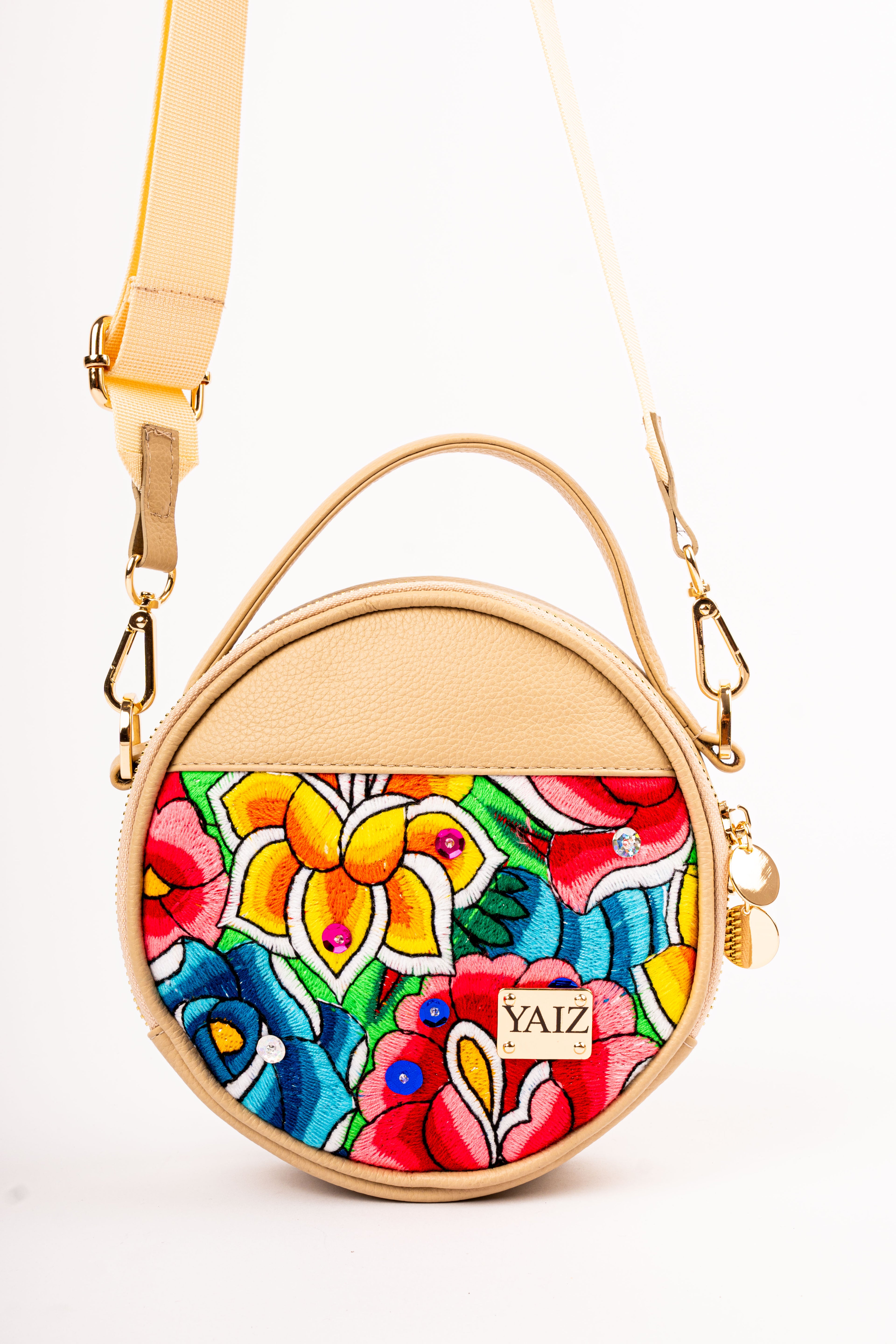 Cartera circular con bordado huanca