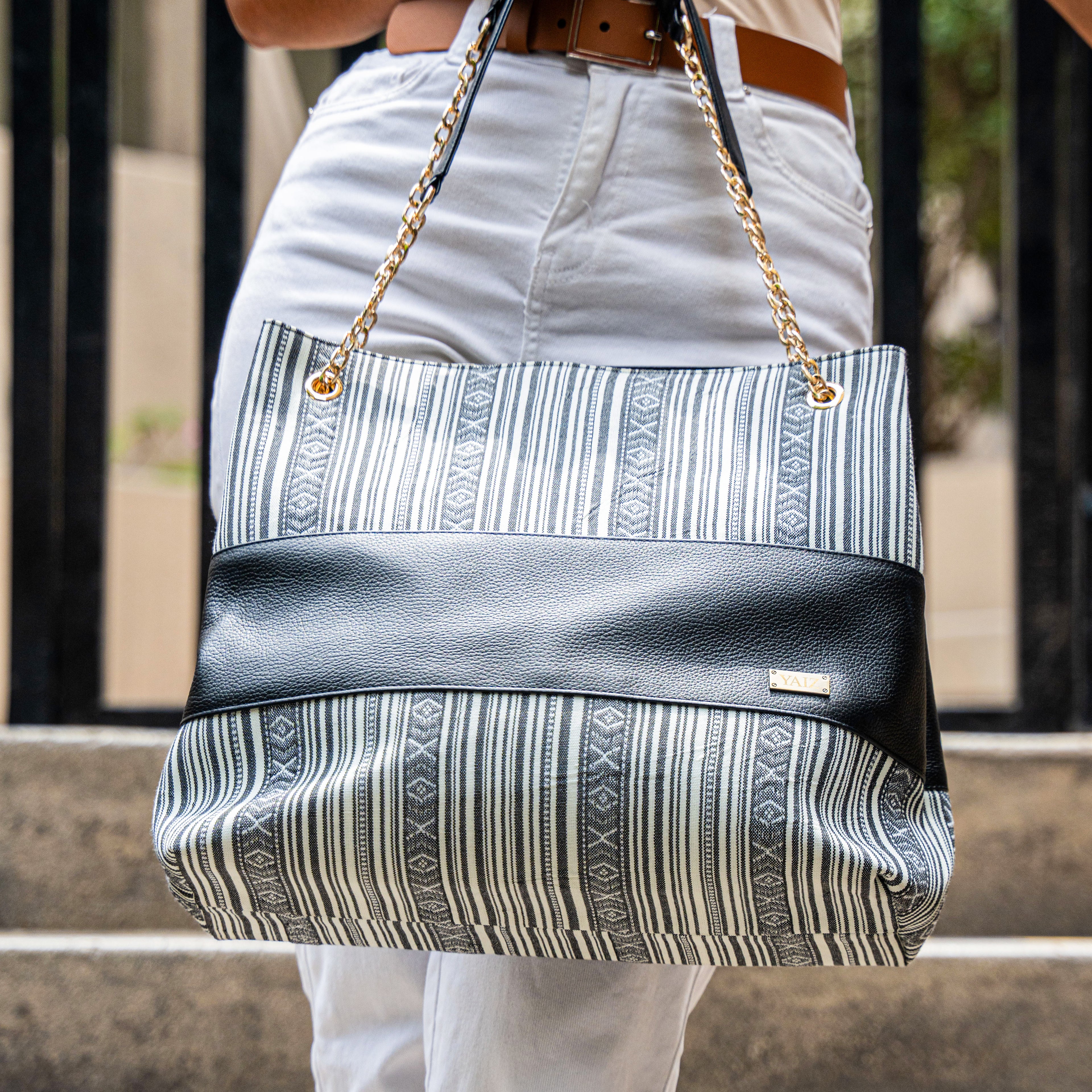 Cartera de cuero con bordado andino