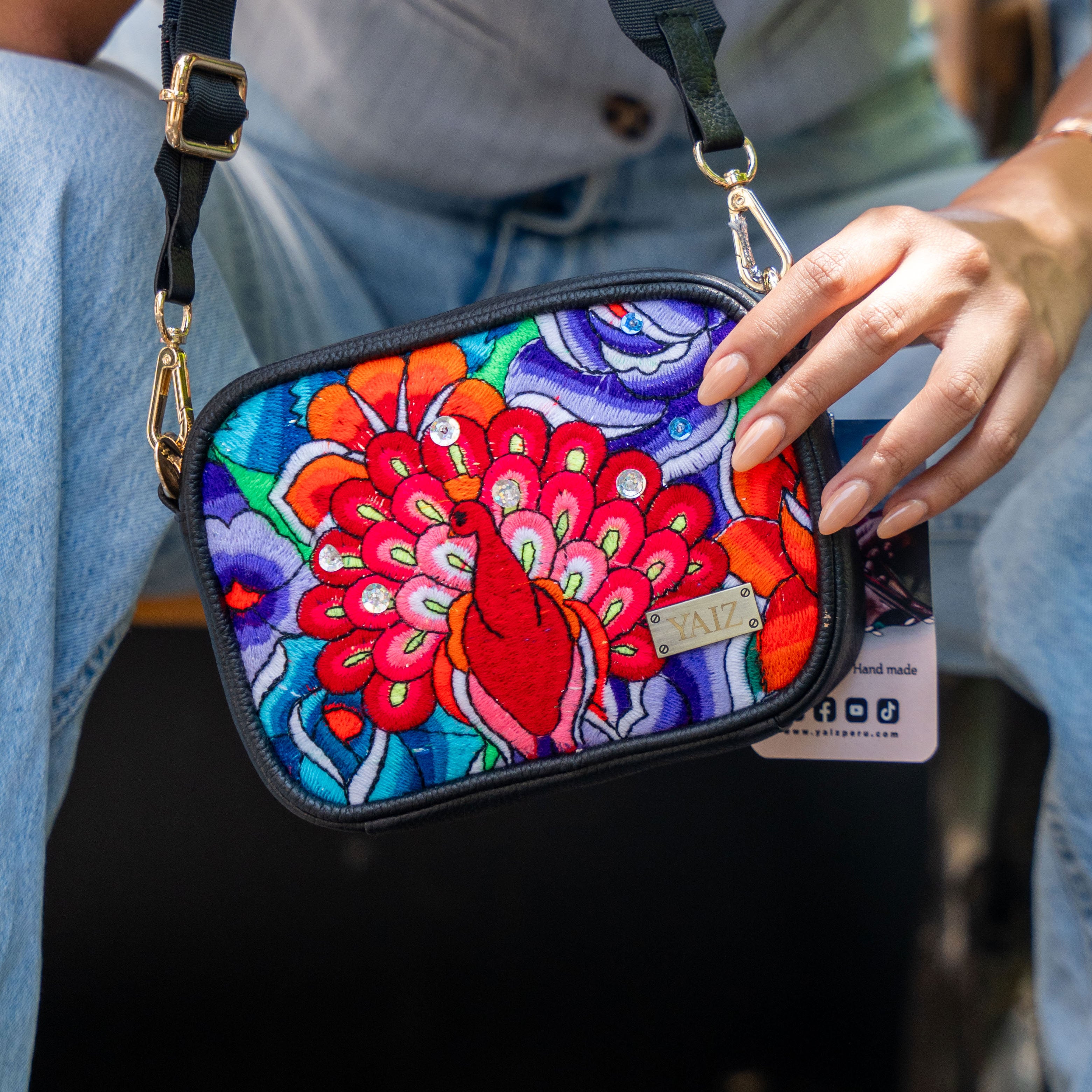 Cartera rectangular ovalada con llavero y bordado huanca