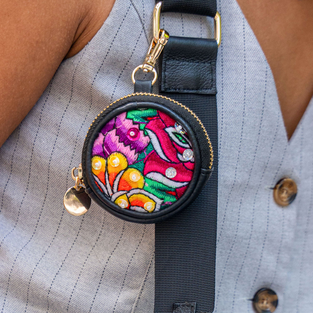 Cartera rectangular ovalada con llavero y bordado huanca