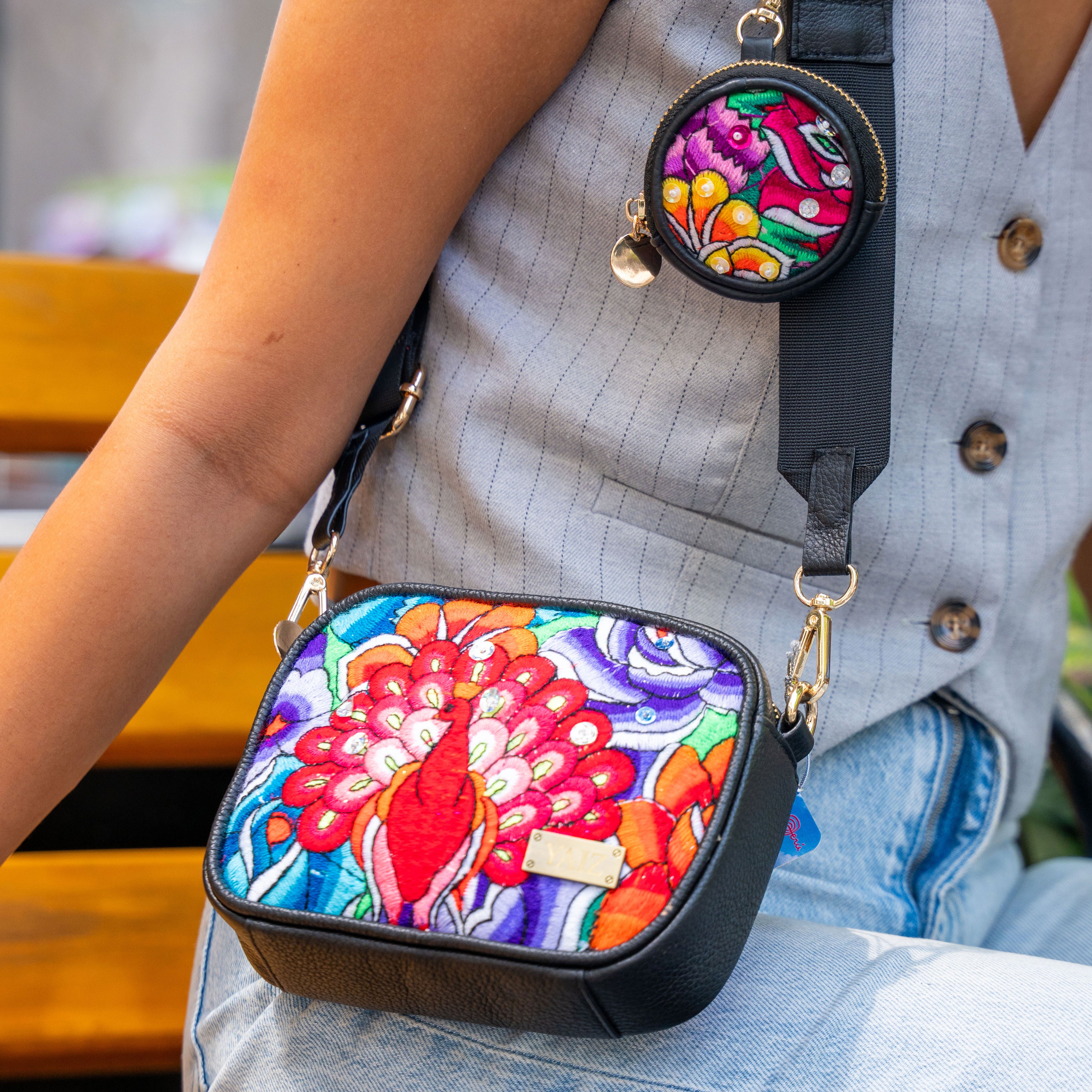 Cartera rectangular ovalada con llavero y bordado huanca